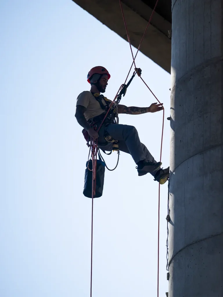 Trabajador en altura realizando tareas de mantenimiento industrial